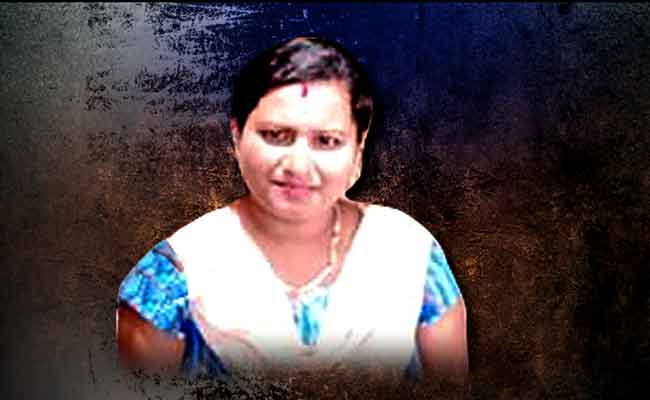 News18Odia's tweet photo. #ଗୁମର_ଖୋଲିଲେ_ପୁରୁଷ_ବନ୍ଧୁ
ଶାସ୍ତ୍ରୀନଗର ଶୁଭଶ୍ରୀ ମହାପାତ୍ର ମୃତ୍ୟୁ ମାମଲା । ବନ୍ଧା ହେବେ ପୁରୁଷ ବନ୍ଧୁ ଚିତ୍ତରଞ୍ଜନ ଜେନା । ଗୁମର ଖୋଲିଲେ ପୁରୁଷ ବନ୍ଧୁ ଚିତ୍ତରଞ୍ଜନ ଜେନା ...
ମୃତ୍ୟୁ ପୂର୍ବରୁ ଶୁଭଶ୍ରୀଙ୍କ ହୋଇଥିଲା ଝଗଡ଼ା
ଘର ଭିତରେ ଓଢ଼ଣୀରେ ଝୁଲି ପଡ଼ିଥିଲେ ଶୁଭଶ୍ରୀ...
#Subhashreedeath #NewSuspense #NewsUpdate https://t.co/2TOlWGhBFl