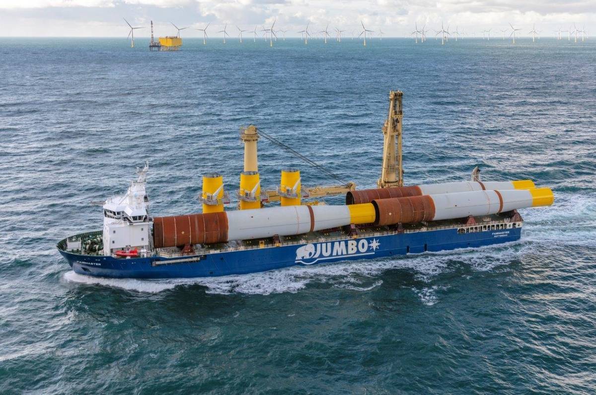 RAF_Luton's tweet photo. BREAKING: HMS Cargoboat arrives at Portsmouth Boatpark carrying a new propeller shaft for HMS Runwayboat. Costing just £80,085mil and measuring 71.75m the shaft will be greased by seamen before being inserted into Runwayboat's Back Underwater Machinery area.

📸 from a Canberra https://t.co/Yymva64cZi