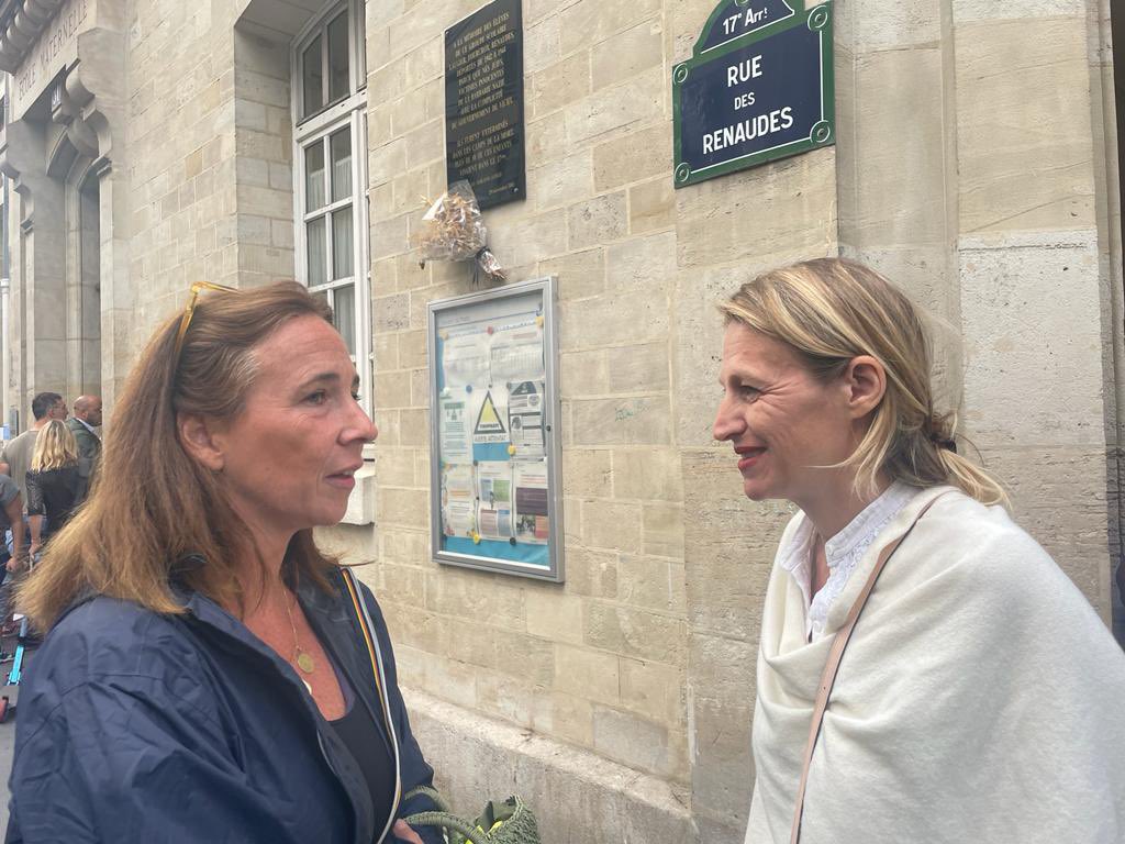 AstridPanosyan's tweet photo. La #rentrée continue ce matin à l’école maternelle #renaudes avec la nouvelle directrice à qui j’ai souhaité la bienvenue, l’école primaire #Fourcroy et des échanges avec des parents sur le sujet des #AESH (Accompagnant d’élèves en situation de handicap) #paris17 ! 📚💻🚀🇫🇷🇪🇺 https://t.co/FYjHgigU8m