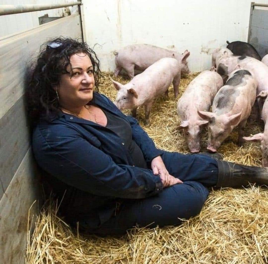 FrontaalNaakt's tweet photo. De boel belazeren doe je zo. Want wie weleens wat leest, weet dat de veehouderij in Nederland minder pittoresk is dan op dit kinderboerderij-achtige plaatje. Mijn weerzin tegen @lientje1967 groeit met de dag. https://t.co/Pm40qCVKro