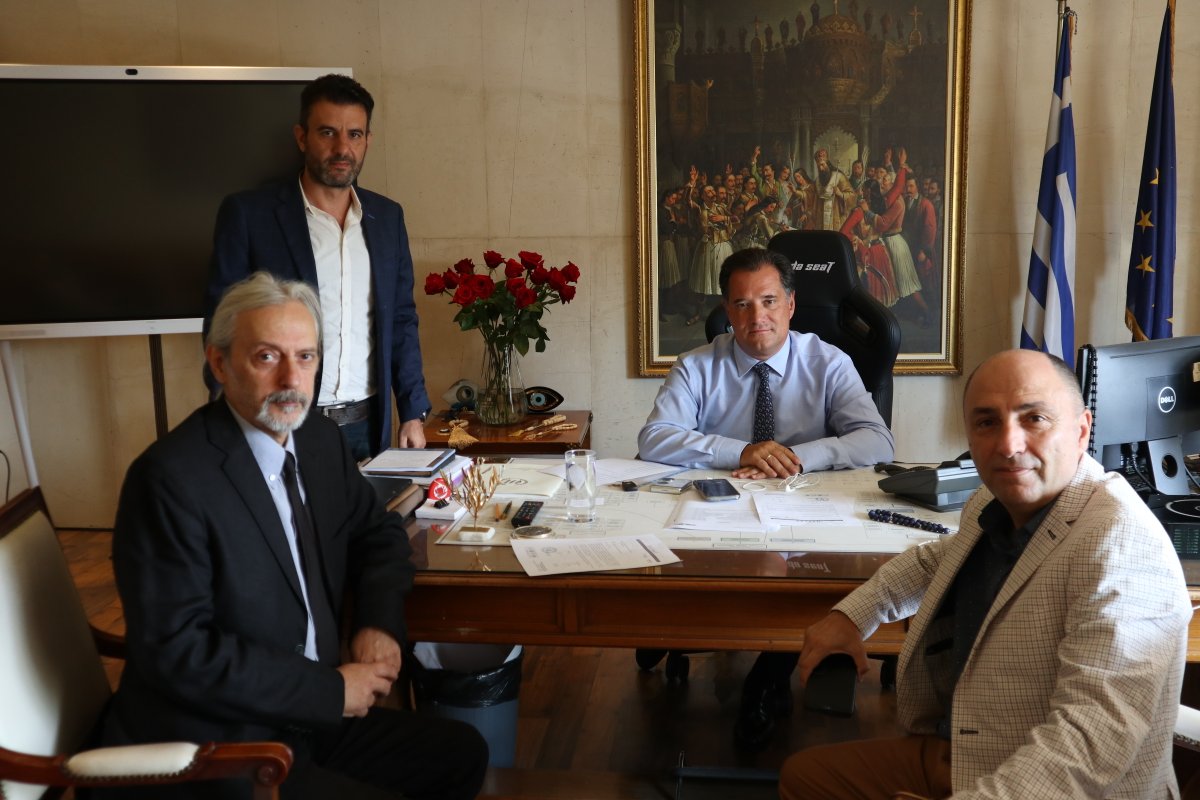 MinDevGR's tweet photo. Ο ΥΠΑΝΕΠ @AdonisGeorgiadi συναντήθηκε με την διοίκηση της Πανελλήνιας Ένωσης Ιδιοκτητών Ραδιοφωνικών Σταθμών. Του ανέλυσαν την πρότασή τους για ένταξη των ραδιοφωνικών σταθμών σε πρόγραμμα αντικατάστασης ενεργοβόρων συσ��ευών με αιχμή τον εξοπλισμό εκπομπής https://t.co/8KUhHGRhxK