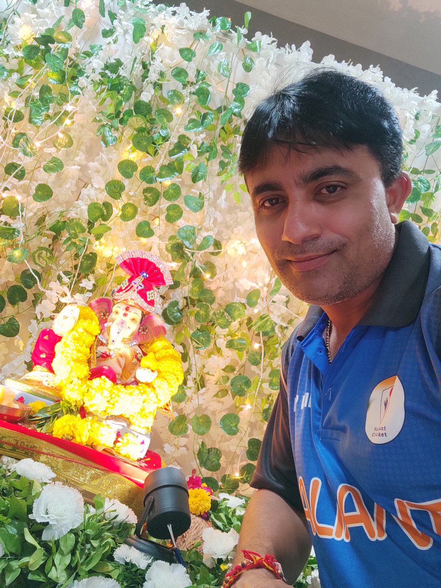 vishalpathakre1's tweet photo. Selfie with my Ganesh
#ValiantCricketTeam #ValiantPremierLeague #VishalPathak https://t.co/M6xNN0In8Z