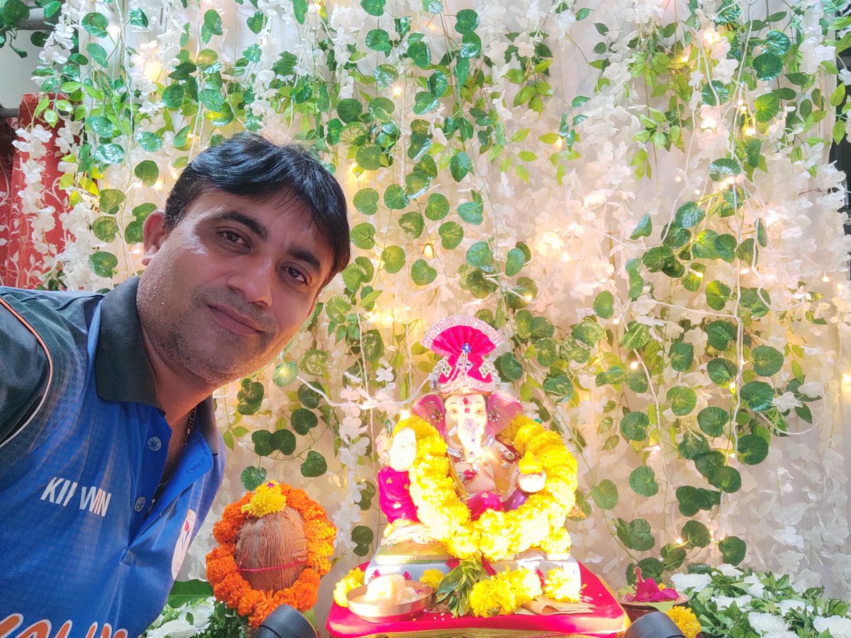 vishalpathakre1's tweet photo. Selfie with my Ganesh
#ValiantCricketTeam #ValiantPremierLeague #VishalPathak https://t.co/M6xNN0In8Z