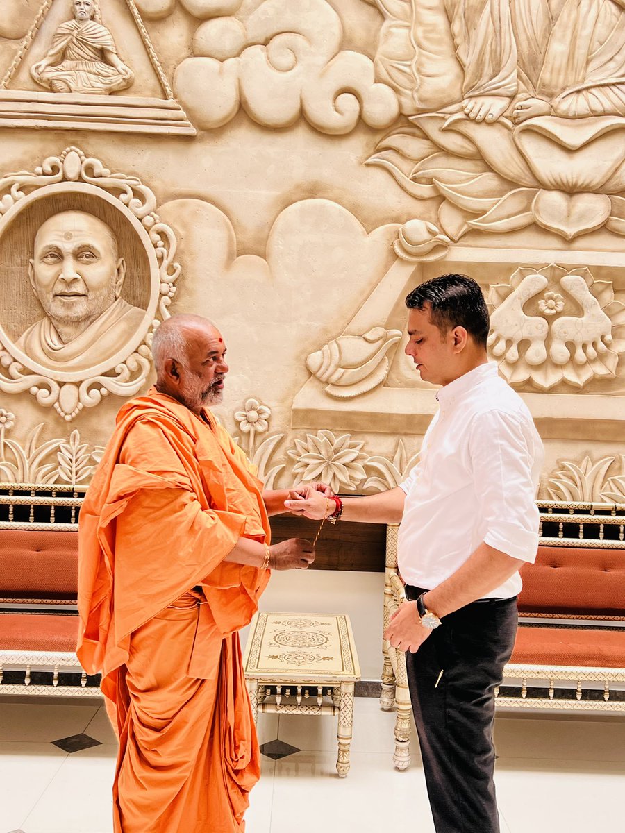 ikaushaldave's tweet photo. સંતના આશીર્વાદ અને તમારી નીતીમત્તા સાથે કઠોર મહેનત તમારુ નસીબ બદલી શકે છે. #BePositive https://t.co/B71nIiu8a7