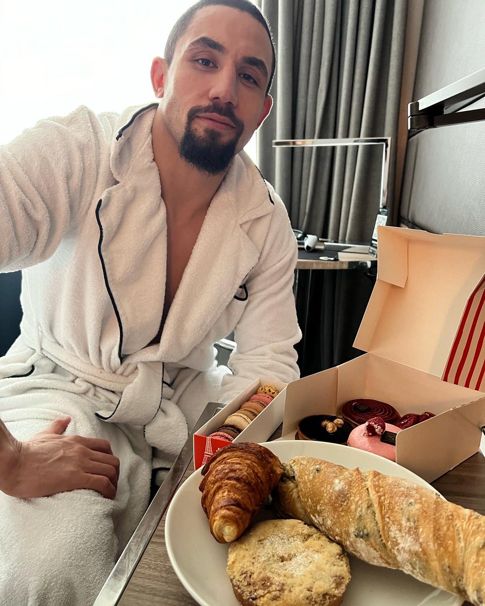 robwhittakermma's tweet photo. Earned it! #croissant #madeweight #UFCParis #ReaperNation #1day https://t.co/wQnRrvRDmG