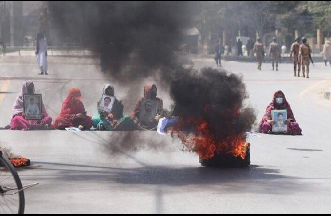 MahrangBaloch_'s tweet photo. It’s 44 Day of Quetta Sit-In Protest!

The protesters blocked the main roads of quetta for the release of their beloved ones, but the incompetent state institutions r not able to address this grave issue.
Does any Rule of Law exist in this state? 

#EndEnforcedDissapearances https://t.co/4wnayh9g0k