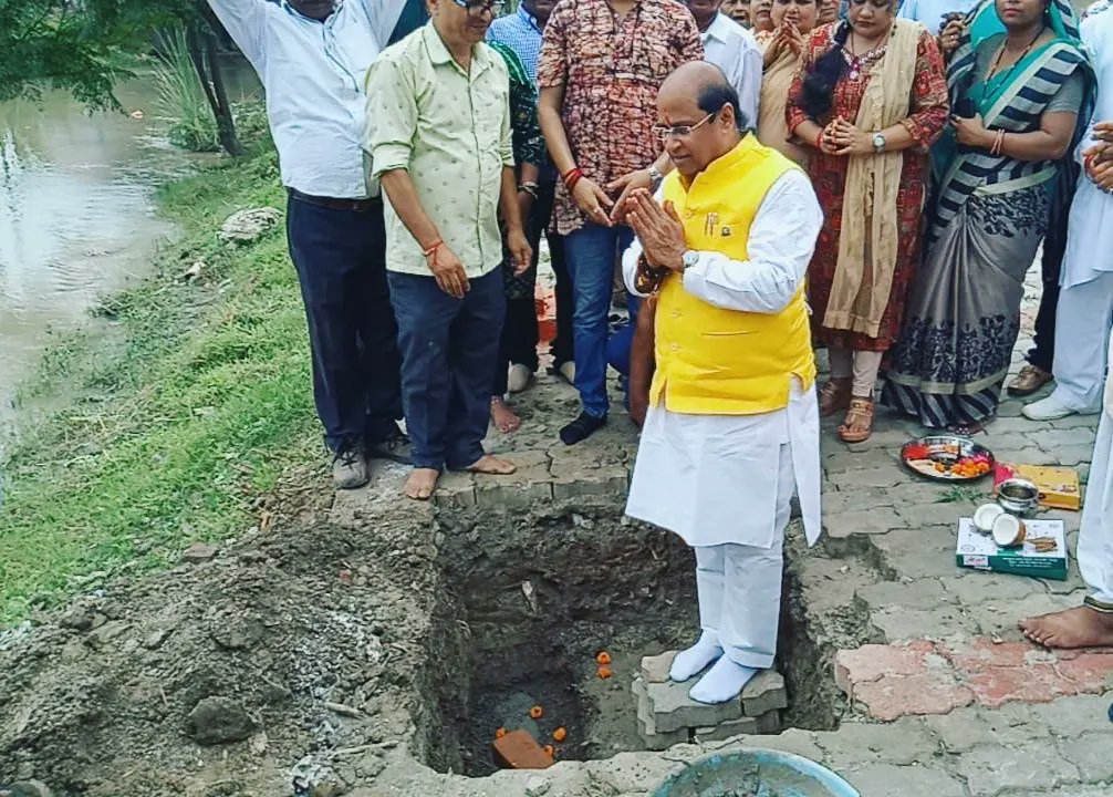 SurendraMaithan's tweet photo. अरमापुर छठ पूजा घाट नव निर्माण का भूमि पूजन
जिसकी लागत 2.83 करोड़ है।
#surendramaithani
#chhatghat
#kanpurnagar https://t.co/MIX9L2KTHE
