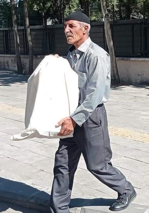 MemetkamacKamac's tweet photo. Bu Babanın kucağında giden evladının cenazesi değil, iktidarın insanlıktan nasibini almamış vahşet yüzüdür. https://t.co/hu9lJ7ZgYQ