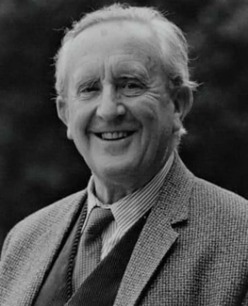 SocTolkien's tweet photo. En tal día como hoy, el 2 de septiembre de 1973 fallecía John Ronald Reuel #Tolkien en la localidad inglesa de Bournemouth. 📅🪦
Hoy queremos alzar nuestras copas en homenaje al Profesor que ha logrado fascinar y cautivar a tantas personas de todo el mundo.
¡Por el profesor! 👏 https://t.co/iWs04qcZNo