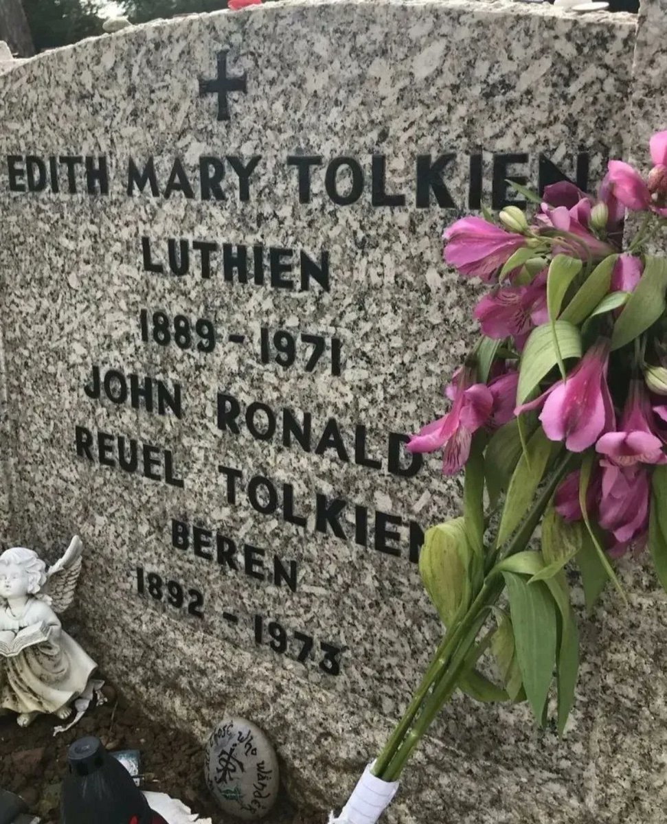 SocTolkien's tweet photo. En tal día como hoy, el 2 de septiembre de 1973 fallecía John Ronald Reuel #Tolkien en la localidad inglesa de Bournemouth. 📅🪦
Hoy queremos alzar nuestras copas en homenaje al Profesor que ha logrado fascinar y cautivar a tantas personas de todo el mundo.
¡Por el profesor! 👏 https://t.co/iWs04qcZNo