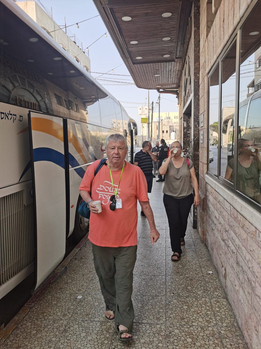 IsraelcuTomer's tweet photo. Bună dimineața, am pornit la drum în această zi de primă vineri din luna septembrie. Cu cafeaua la purtător la pas prin Cetatea Sfântă. 
Vă salutăm din Țara Sfântă.
Cu drag,
Alina &amp; David Tomer
Ghid român la Ierusalim https://t.co/6yMugT0kFh