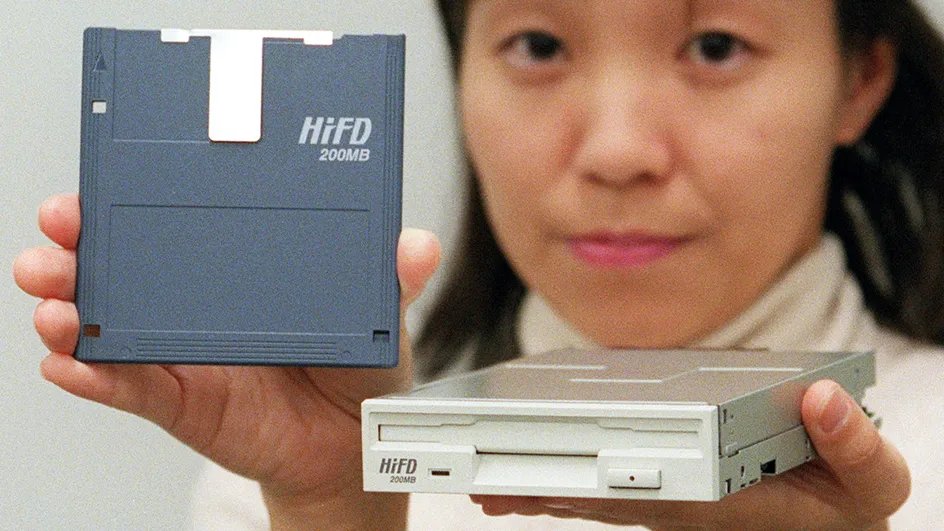 AUDIO ➡️ Le Japon déclare la guerre à la disquette informatique 🇯🇵

Si c'est un support informatique obsolète, le pays a beaucoup de mal à s'en débarrasser. Le récit d'<a href="/IsaLabeyrie/">Isabelle Labeyrie</a> dans "Le monde est à nous" ⤵️

francetvinfo.fr/replay-radio/l…