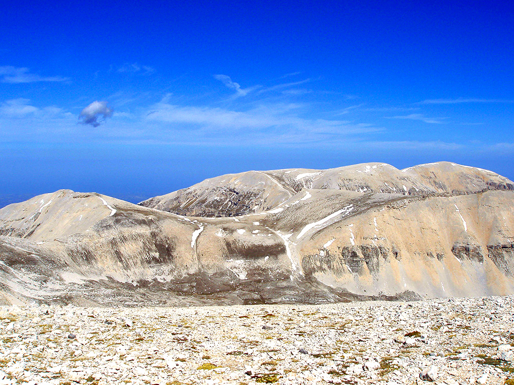 I paesaggi di alta quota dall'aspetto unico del Geoparco Maiella: morene, vallette nivali, ghiaioni e altopiani. 📷 Alta quota della Maiella #maiellageopark #MaiellaUGGp #UNESCOGlobalGeoparks #GlobalGeoparkNetworks #globalgeoparksnetwork #unesco #scumaiella