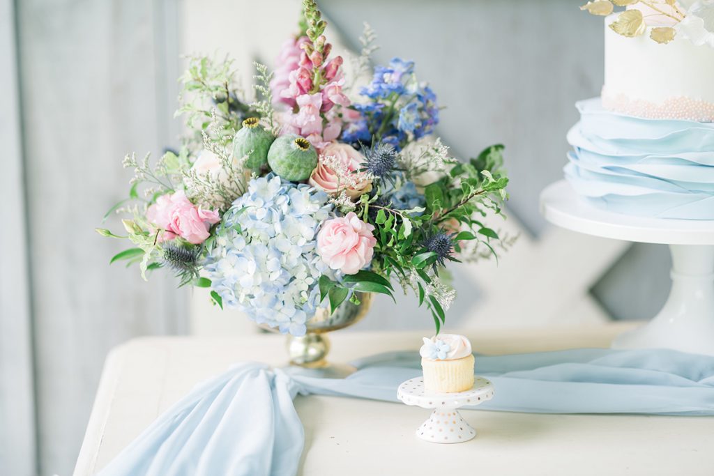 Summer Pastel Blue &amp; Pink Wedding Flowers in Gold Footed Bowls bit.ly/2ZJaDv1