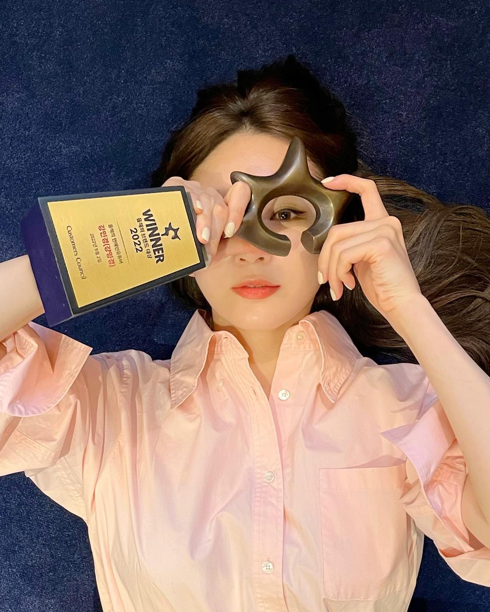 duodavichi0222's tweet photo. 🎉추카추카🎉팡파레를 울려요~🎉
상 쪼개지말구 내년에 어차피 또 받을건데 뭐ㅋ그때가��� 하나 해리언니를줘❤ https://t.co/bbazxm19Nn