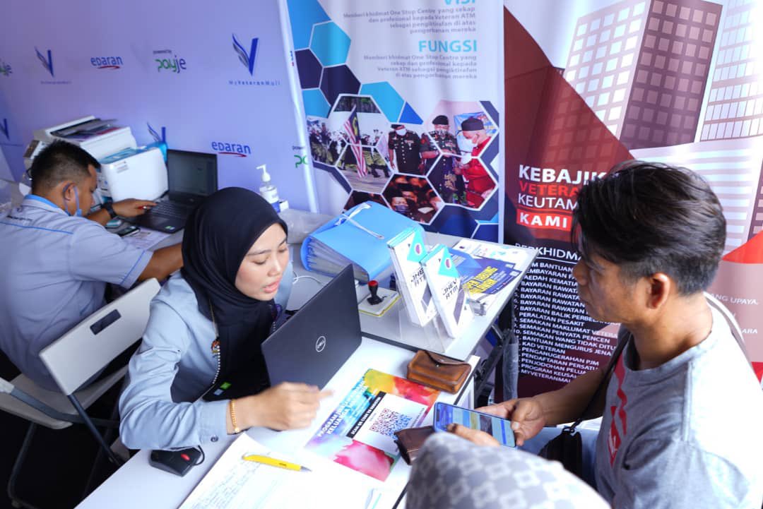 MINDEFMalaysia's tweet photo. Sambutan hari pertama booth MINDEF K23 amat meriah di Stadium Darul Aman, Alor Setar.
Program Jelajah Aspirasi Keluarga Malaysia (AKM) ini berlangsung selama 3 hari bermula 2 - 4 September 2022.
#MindefMalaysia
#MindefUpdate
#AKMMinDef
#ATMSentiasaBersepadu
#kesiapsiagaan https://t.co/ISUXXqveXr