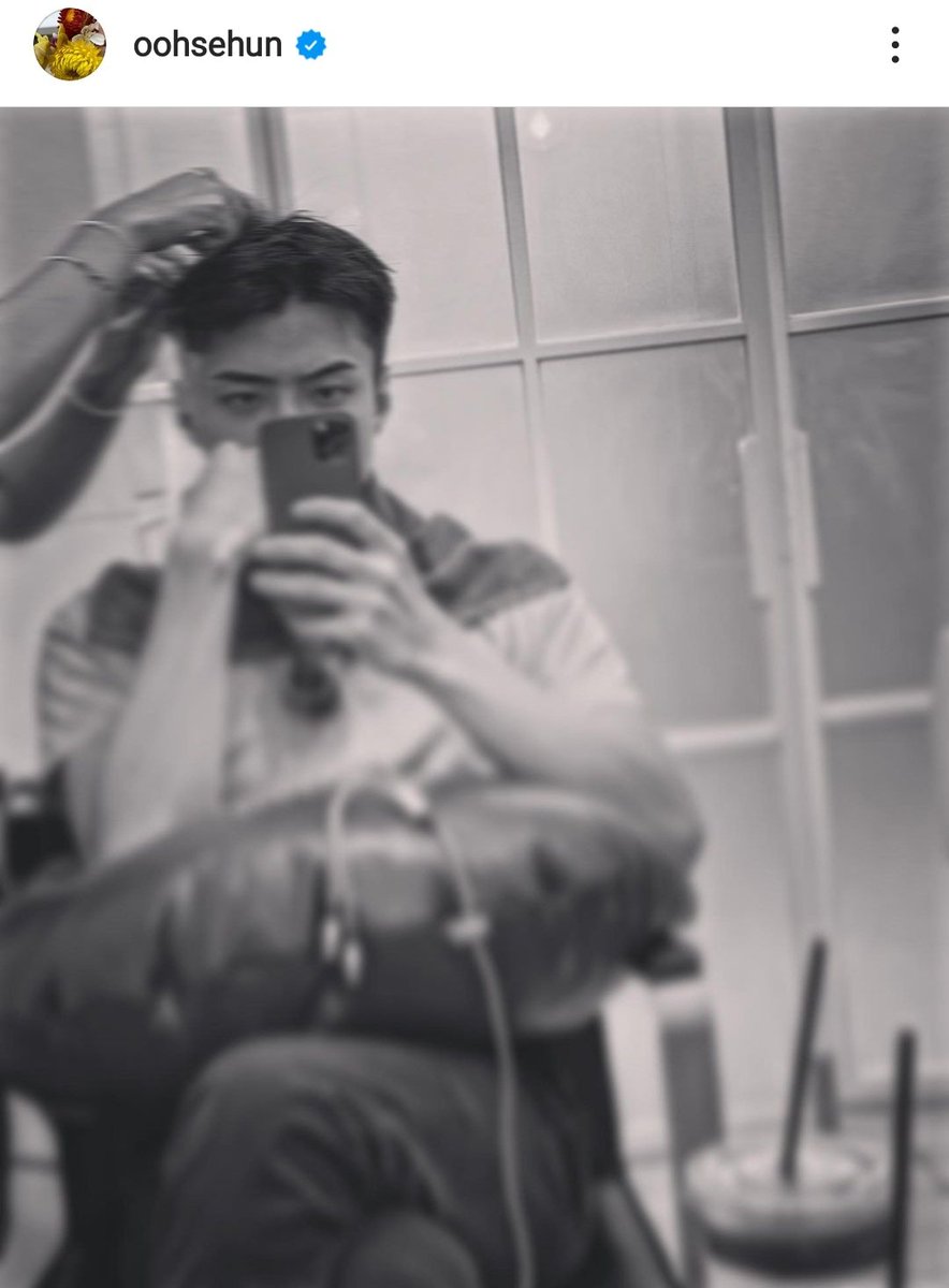 B_HundredHyunOO's tweet photo. اوه سهون داری چکار میکنییی
وای 
موهاشو کوتاه کرده؟؟

@weareoneEXO @layzhang @B_hundred_Hyun https://t.co/kDDuFSyzov