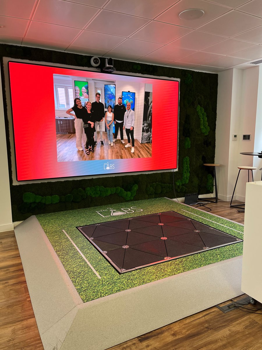 EmmaNallen1's tweet photo. Fantastic tech demo at Ocean Labs with Havas Ents gaming team @TalonOOH @OceanOutdoorUK 🧠 https://t.co/Fa7hMMLcGo