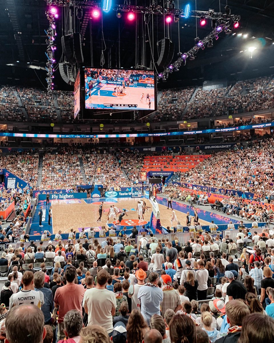 41Campus's tweet photo. Am 2. Tag des 41Community KickOff Events standen neben einem Ideenkaffee mit den #GameChangern auch ein Spiel der Basketball EM und @swish41 ‘s Jersey Retirement der Deutschen Nationalmannschaft auf dem Plan!
#41campus #41gamechanger #DirkNowitzki #BasketballEM #Cologne https://t.co/yInR2Zg91P