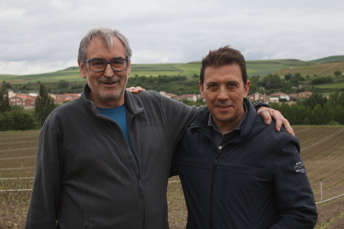 Otra visita que realizamos junto al chef @FrancisPaniego a nuestros operadores, fué a Javier Lafuente de #LaHuertaDeTormantos, empresa familiar dedicada a producir y elaborar pimientos, puerros, tomates y alcachofas.
📹bit.ly/FrancisEnLaHue…
#CuidamosNuestraTierra #CuidamosdeTi