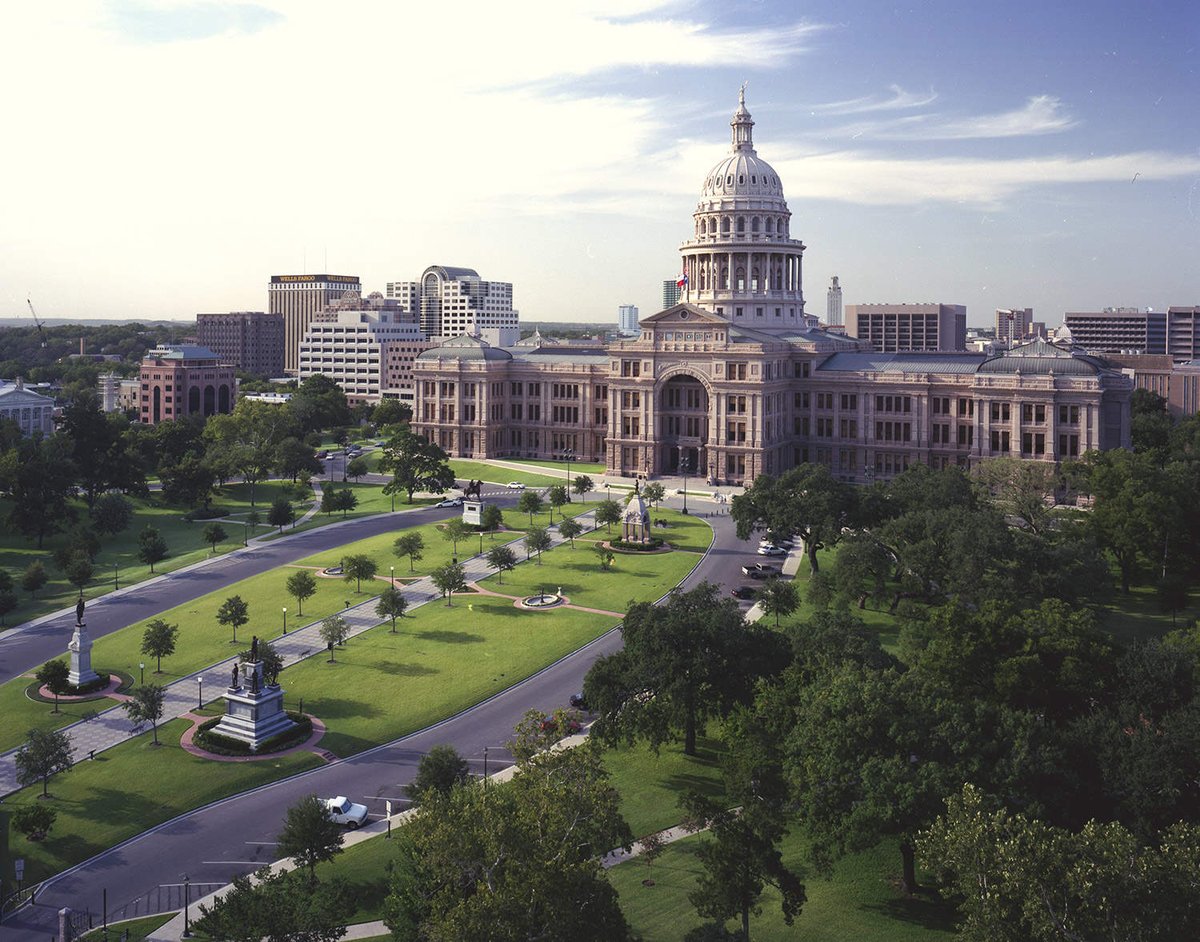 SaveTXHistory's tweet photo. The Texas State Capitol Building, located in Austin, is the biggest state capitol building in the nation, based on square footage. It is even taller than the United States Capitol Building in Washington, D.C. Learn more: https://t.co/y9Fq7gq4WR https://t.co/J0IKdBhHLz