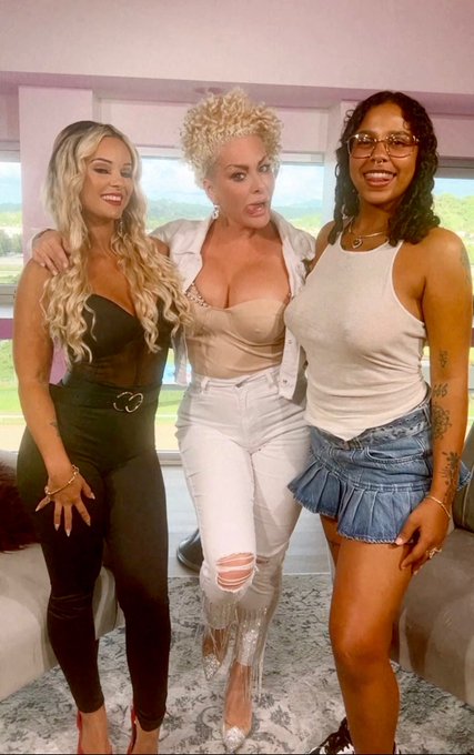 Watch CarmenLuvana's leaked NSFW photo on TwXstars