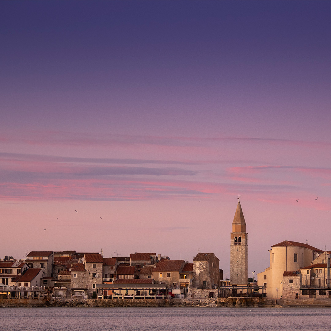 They say a sunset is an opportunity to reset. If it is as beautiful as this one in #Umag, you can definitely end your day relaxed and ready for whatever tomorrow brings! 🌅  

#ColoursOfIstria