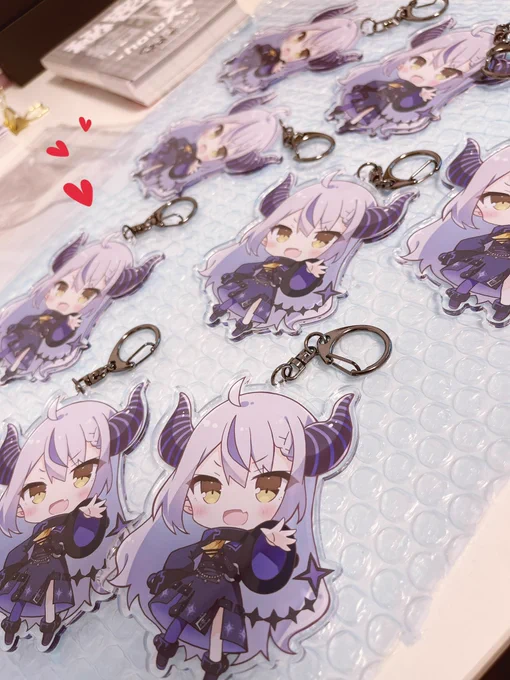 アクキー追加分がたくさん納品されたのでお仕事の合間に袋づめ 