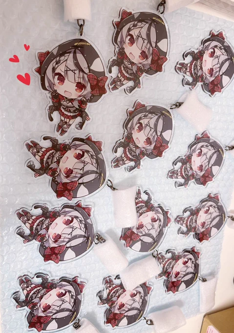 アクキー追加分がたくさん納品されたのでお仕事の合間に袋づめ 
