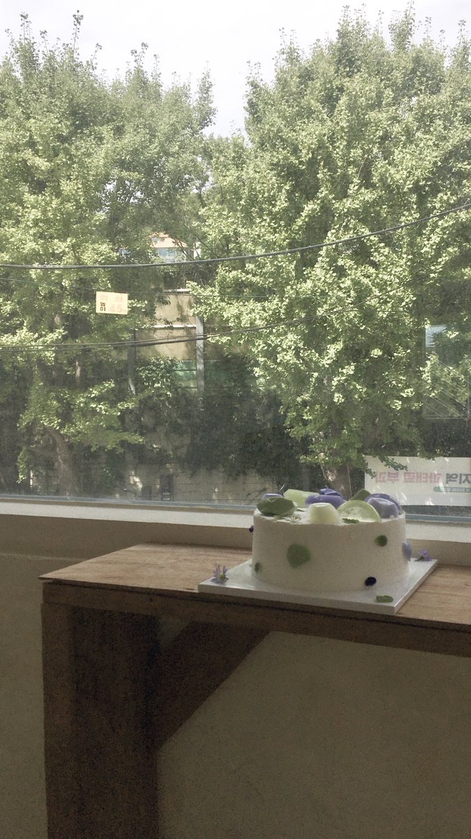 분명 끝여름인데 왜 봄처럼 느껴졌을까