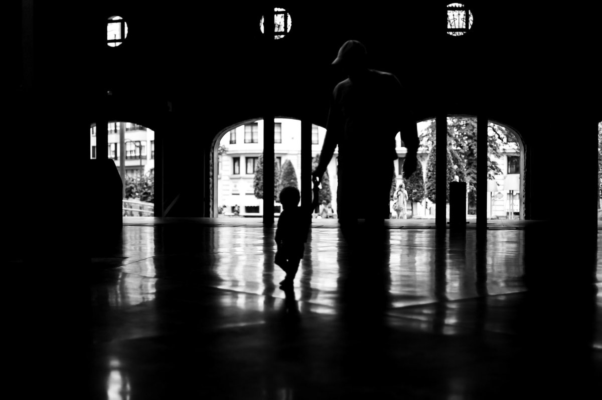 Silhouettes while exploring Bilbao circa 2016.
-
-
#landscape #northofspain #bnwphoto #Blackandwhite #bilbaolovers #greatbritian #darkandmoody
#framelinesmag 
#bw #everybodystreet #spain  #life_is_street #streetdreamsmag #britishseaside #lookslikefilm #citybreak #bilbao