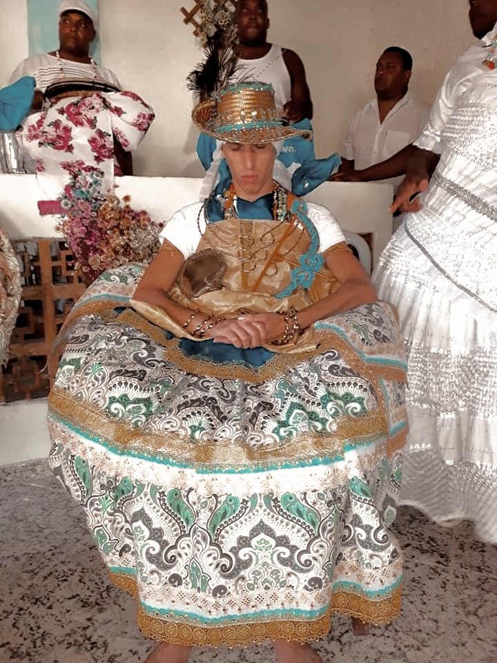 fcandomble's tweet photo. Não é fácil ser filho de um menino tão velho. De entender todos seus chamados, de se entregar: se jogar no desconhecido sabendo que ele nunca irá te abandonar.

Oluowó 🏹
Texto na íntegra: https://t.co/Df2ZZrgrTA
Fotografia: acervo pessoal https://t.co/Tbgn7rNn94