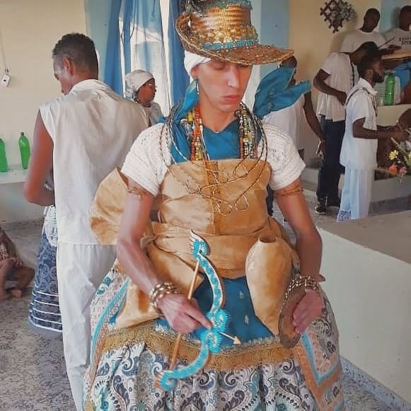 Não é fácil ser filho de um menino tão velho. De entender todos seus chamados, de se entregar: se jogar no desconhecido sabendo que ele nunca irá te abandonar.

Oluowó 🏹
Texto na íntegra: instagram.com/p/Ch8QuszOF1P/…
Fotografia: acervo pessoal