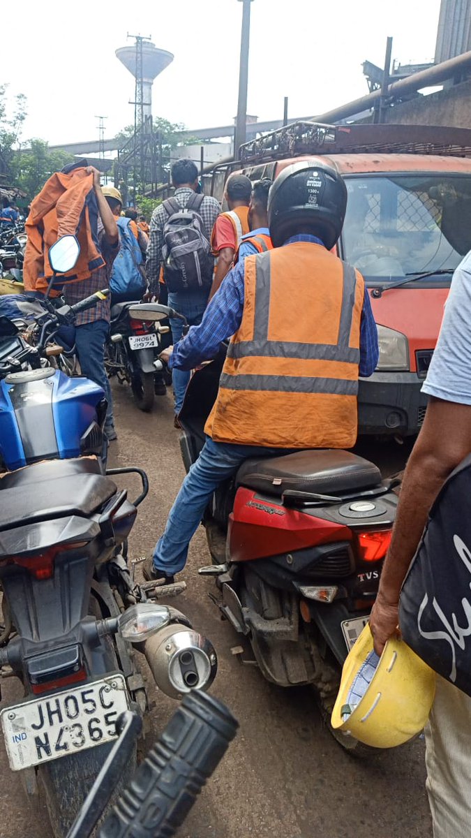 AmitKum13873032's tweet photo. टाटा स्टील लोंग प्रोडक्ट लिमिटेड गम्हरिया के द्वारा ग्रामीण सड़क पर अवैध रूप से अतिक्रमण कर पार्किंग किया जा रहा है जिसके कारण ग्रामीणों को काफी दिक्कत का सामना करना पड़ रहा है. आप से निवेदन है इस अतिक्रमण को मुक्त कराएं @DCseraikella @RNTata2000 @TataCompanies @TataSteelLtd https://t.co/suxQcpE4qS