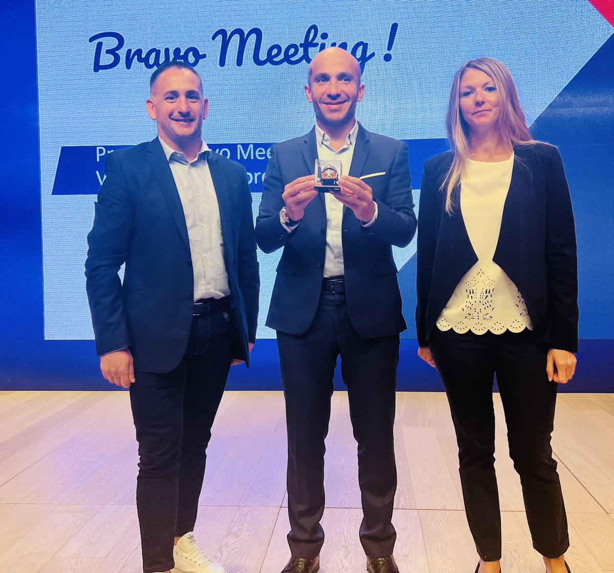 DavidMacriFNSPF's tweet photo. Suite aux 🔥 de cet été @BaitiehR à tenu mettre en avant l’engagement de l’ensemble des #SPV de @CarrefourFrance. Avec Alisson, en guise de 🤝  nous lui avons remis le👨‍🚒 @MSAfireEurope au nom de tous les SPV et @PompiersFR.  #valeurs #ensembleplusloin 😉🤗#LaForceDesSecours https://t.co/f1FqFodyHt
