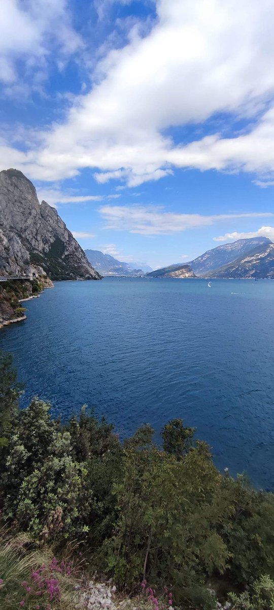 #lagodigarda é....
Nel blu dipinto di blu
#limonesulgarda