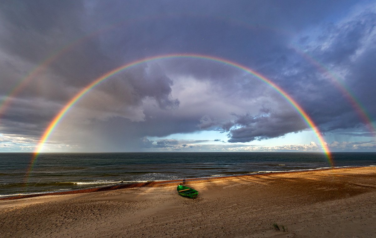 Šorīt Papē bija novērojama reti sastopamā atstarotā varavīksne. Tā rodas, kad no ūdenstilpes virsmas atstarotie gaismas stari tiek lauzti lietus pilienos. Redzama pirmajā attēlā, vertikāli no primārās varavīksnes. Otrajā attēlā - vienkārši spoža primārā un sekundārā varavīksne.