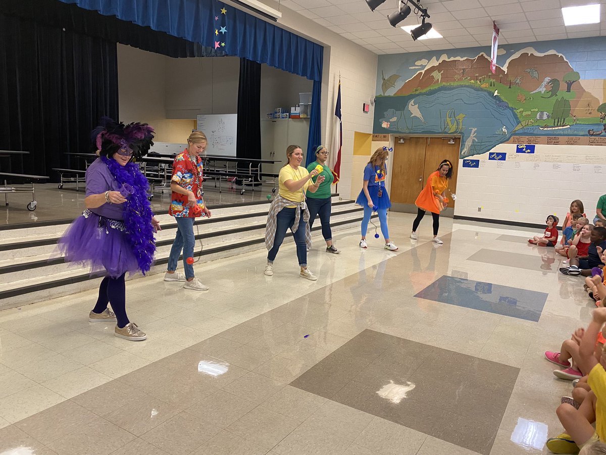 Minute to Win It in costume is so much fun!