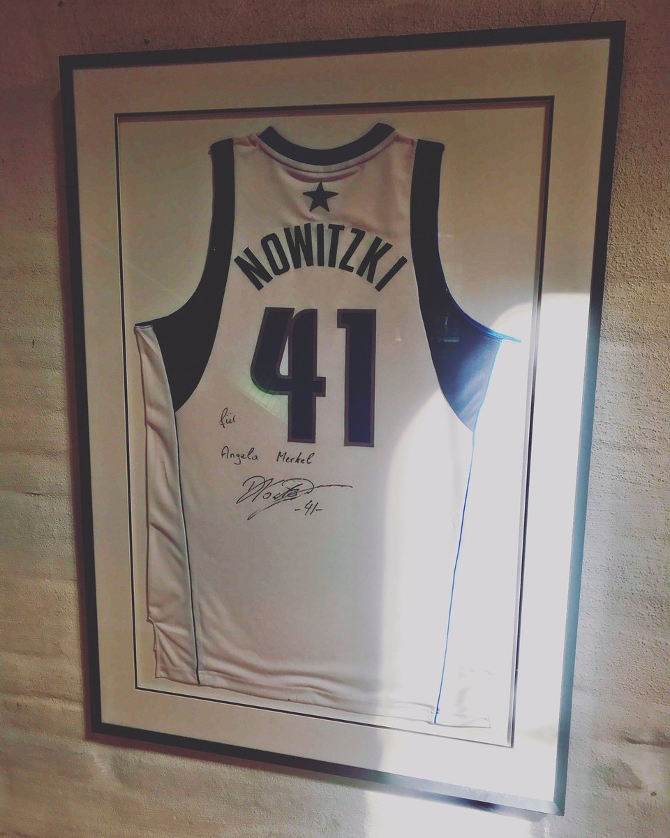 Auch wenn er nicht persönlich hier im Museum ist… so erinnern doch viele Ausstellungsstücke an DEN deutschen Basketballspieler. Hier seht ihr sein Trikot mit Widmung für Angela Merkel. Ihr seid gerade in Köln im Rahmen der Vorrundenspiele? Dann besucht uns doch mal im Museum.