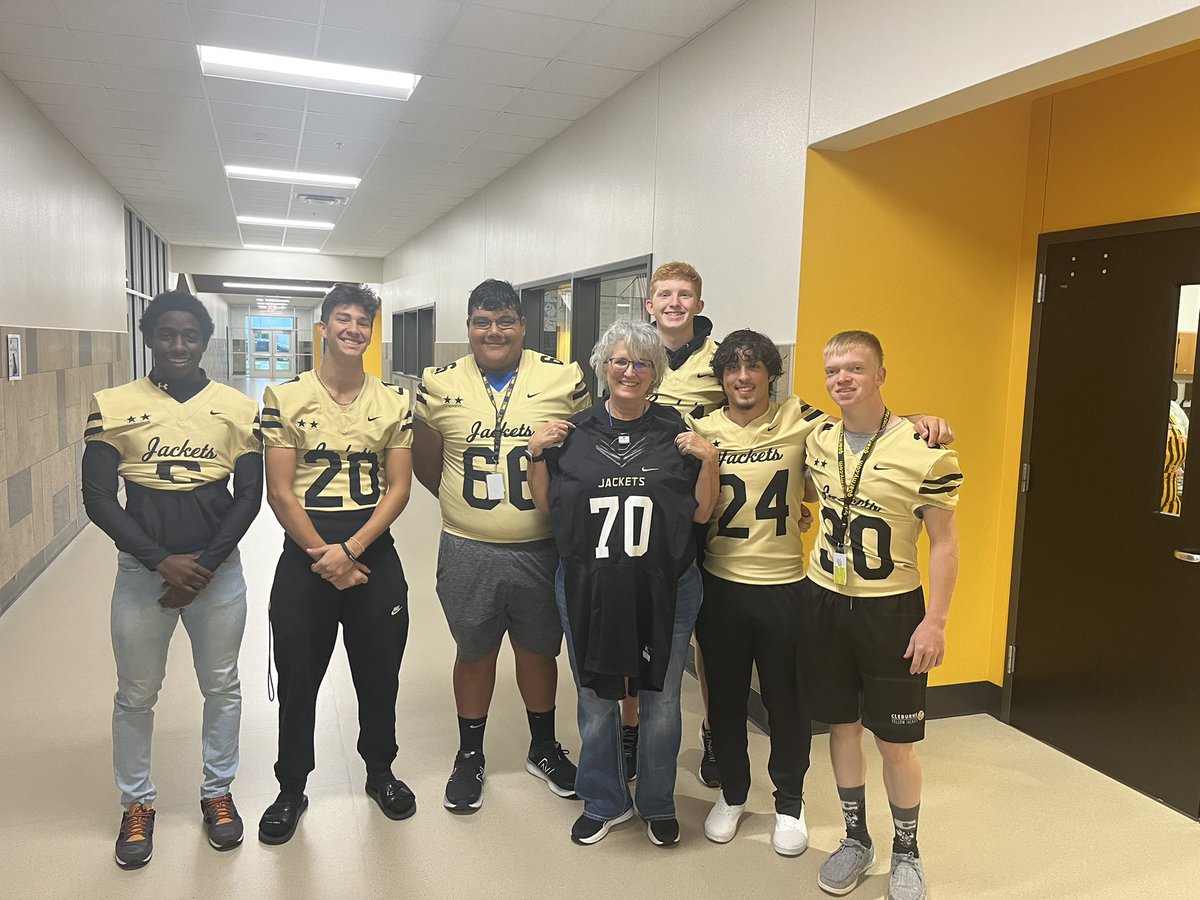 CleburneFB_'s tweet photo. Congratulations Mrs Dawn Broadway on Teacher of the Week. Your dedication to CHS is absolutely incredible, thank you! @CISDSports https://t.co/vnenwvmMx2