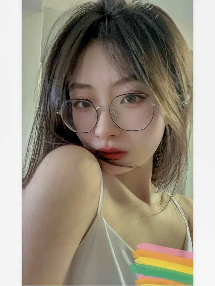 hsmgsb's tweet photo. 这眼镜婊子真的是可御可纯，真想脱掉她的小皮鞋，用鸡巴顺着她的腿一路摩擦到脸上，最后在对着她的眼镜骚脸射！
#意淫 #眼镜 #丝袜 #盯射 #恋足 https://t.co/8dZPwIi8NU