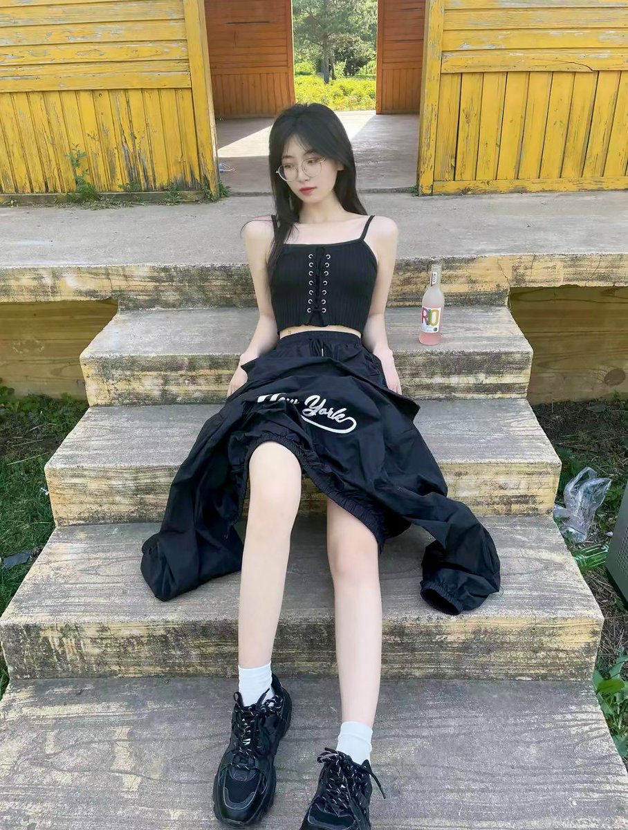 hsmgsb's tweet photo. 这眼镜婊子真的是可御可纯，真想脱掉她的小皮鞋，用鸡巴顺着她的腿一路摩擦到脸上，最后在对着她的眼镜骚脸射！
#意淫 #眼镜 #丝袜 #盯射 #恋足 https://t.co/8dZPwIi8NU