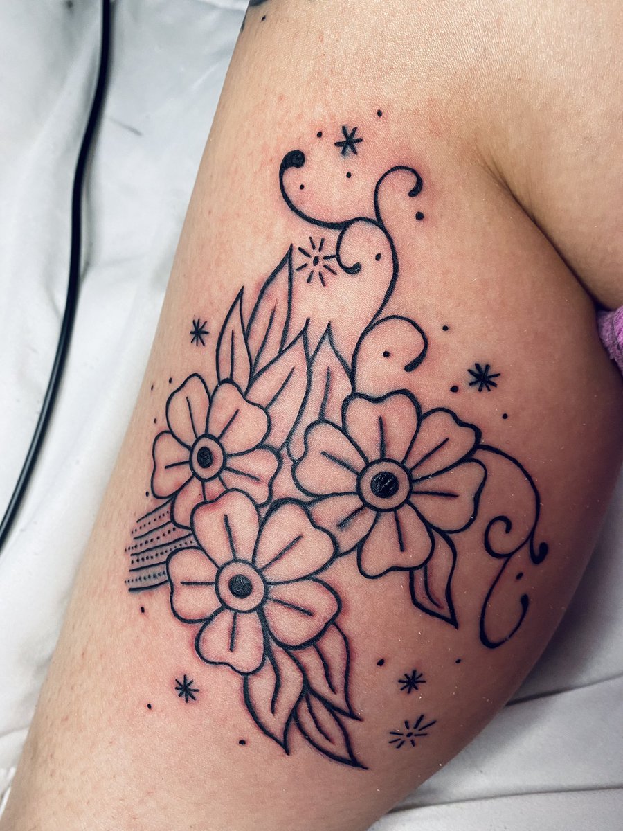 twilightbabxy's tweet photo. Adding color soon 🌸 https://t.co/FjWFhzXfKP