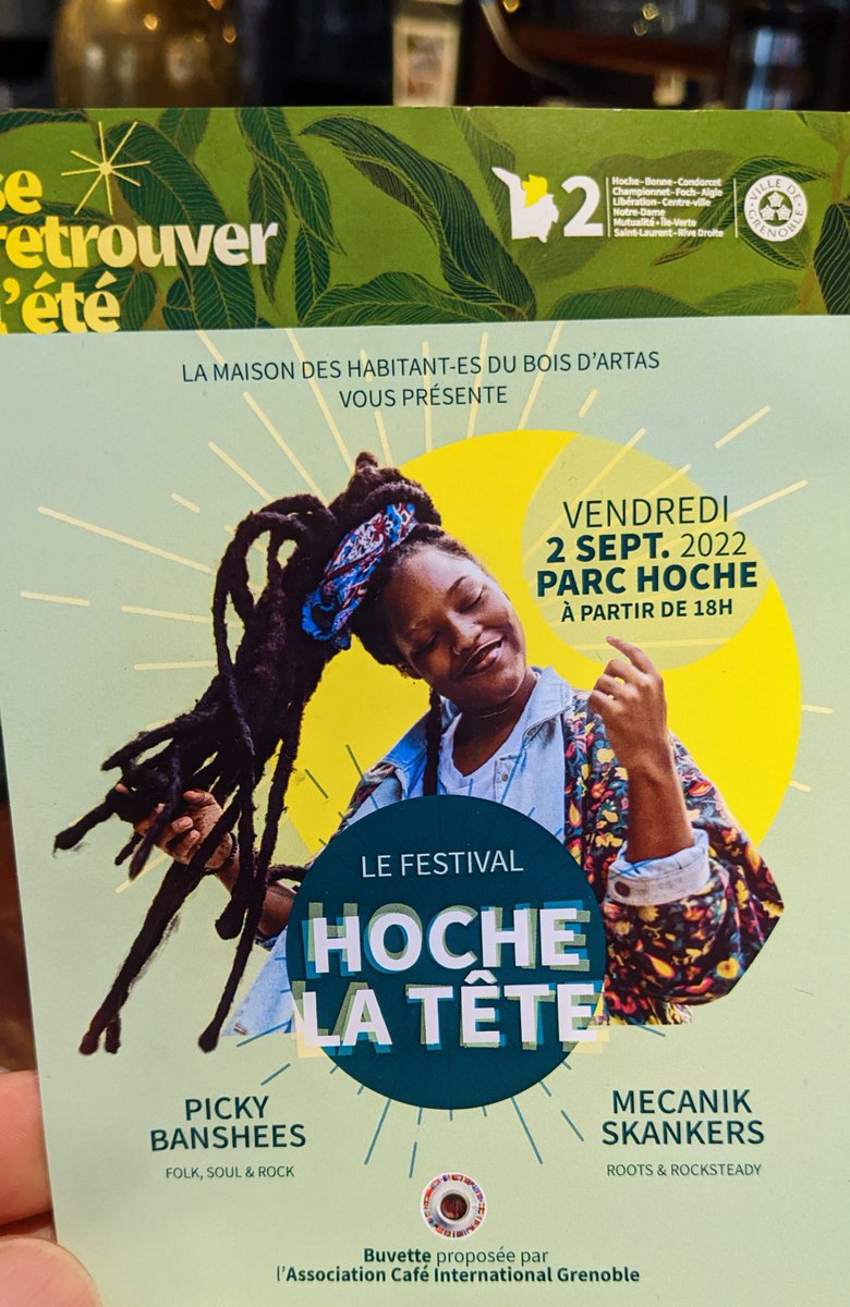 Ce soir, c'est le festival "Hoche la tête" dans le parc bien entendu 🎶🎵