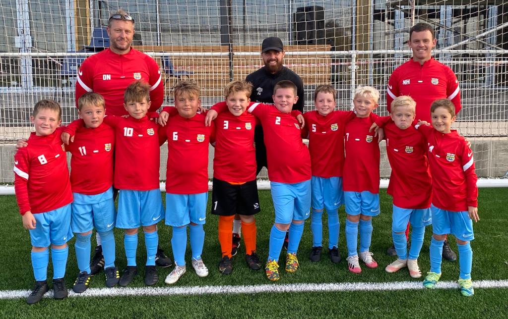 GRASSROOTS: Our 1st Melton Town Boys team look great in their new kit at Sign Right Park. Thanks to sponsors @wpduk & J&M Fabrication for helping to fund the U9 kit & massive thanks to coaches Dave Newton & Neil Hope for their hard work & @P18NDO for his support. #PorkPieArmy