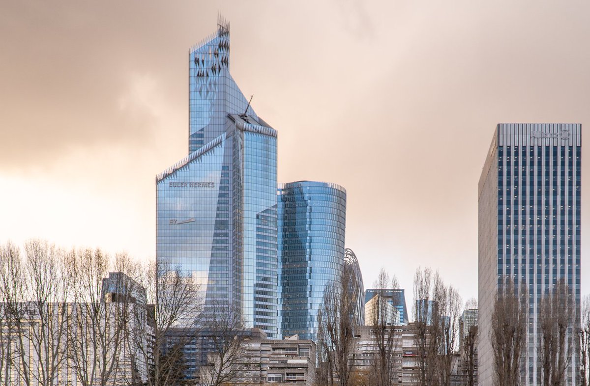 Bouygues_BatIDF's tweet photo. 👏Bravo à ceux qui ont trouvé ! Avec ses 231 mètres de hauteur, la #TourFirst s’élance en biseau vers le ciel.
📐Son #architecture singulière signée #SRAArchitectes et Kohn Pedersen Fox Associates pour #SCI, la démarque dans la skyline de @ParisLaDefense https://t.co/AXRcL7ABXS