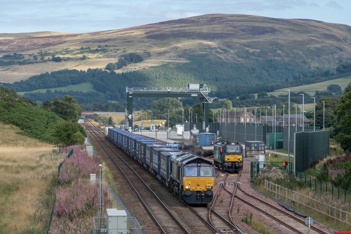 Euan_102's tweet photo. 4D47 passing @DRSgovuk 88003 at the newly opened #HighlandSpring Blackford freight terminal https://t.co/XGhp6QjFcJ