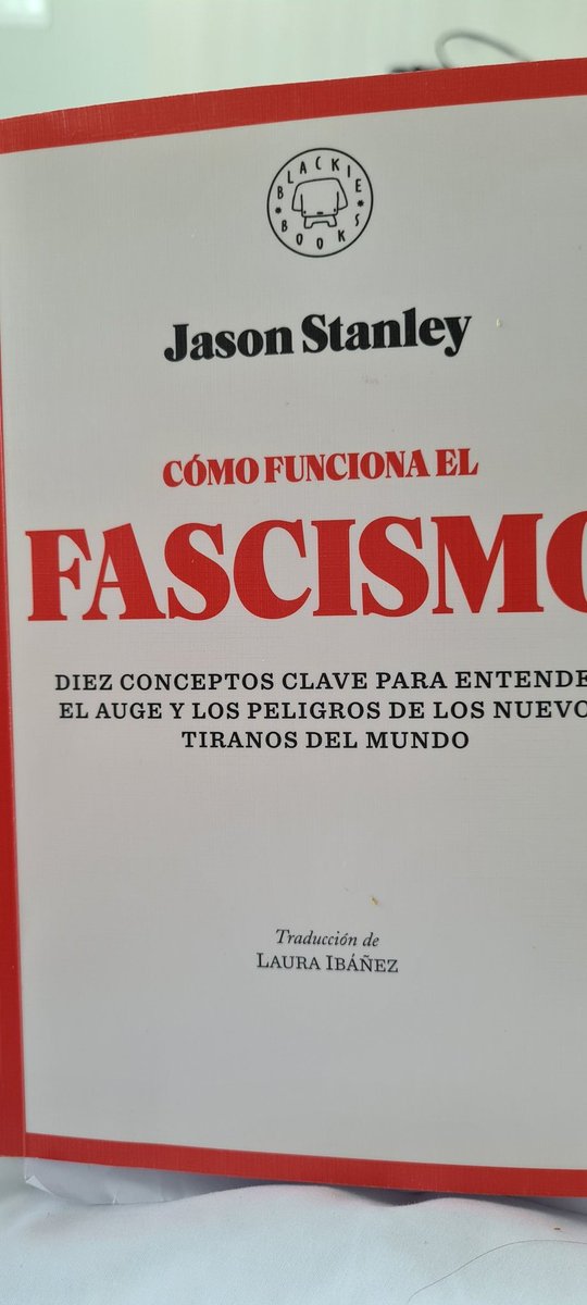 Una buena lectura de análisis de la propaganda del neofascismo o como dice Stanley de las actuales propagandas y mitos de la política fascista subterránea. Con muchos ejemplos de Trump y otros regímenes similares. Para entender la guerra sucia de la actual campaña del rechazo