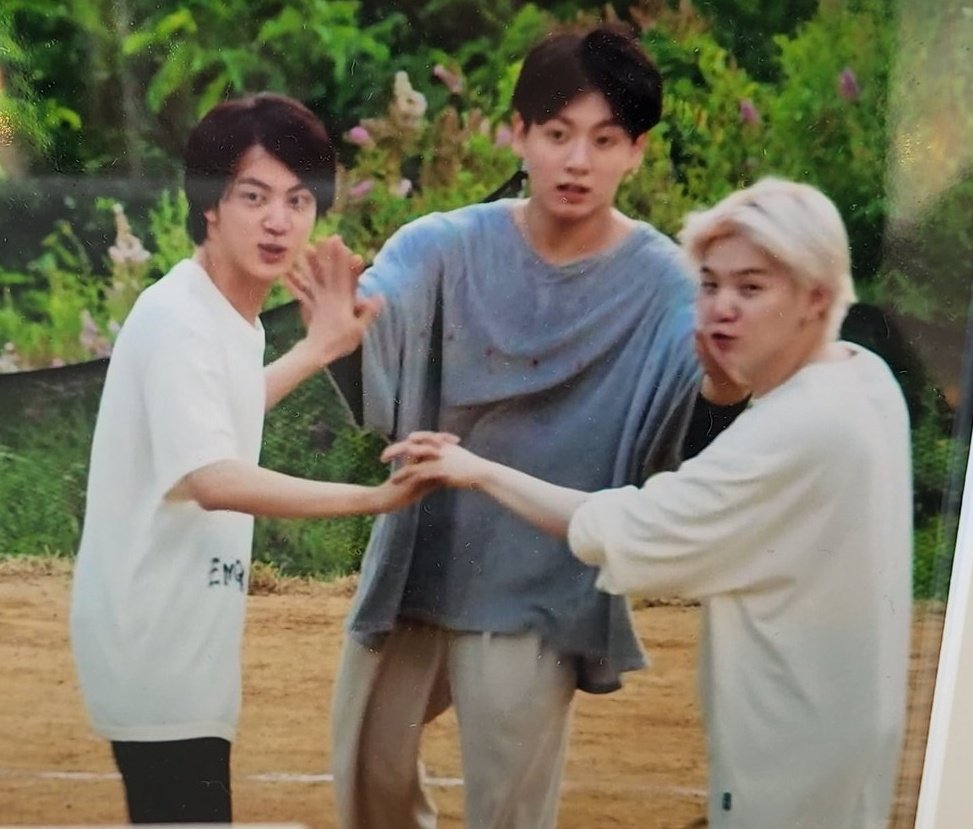 winnttaebear's tweet photo. Look at them 😭 https://t.co/KeLF7IhvHC