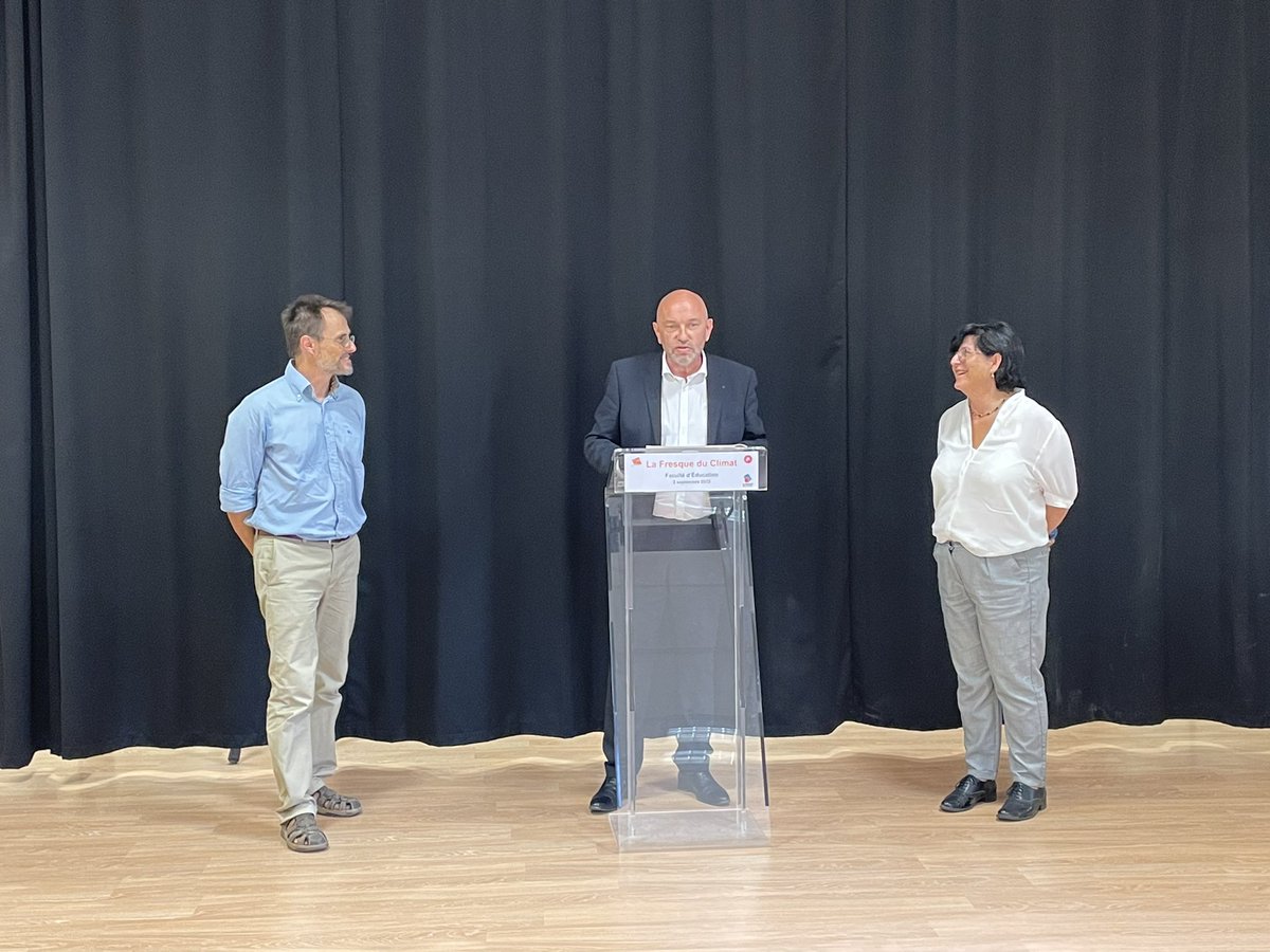 Philippe_Auge's tweet photo. J’ai eu le plaisir de rencontrer les étudiants de @FacEducMtp @umontpellier qui participent à la @FresqueDuClimat. Cette formation vise à sensibiliser aux enjeux du changement climatique et à réfléchir collectivement aux leviers d’action possibles #UniversitéEngagée #LabexNumev https://t.co/MlmAj1zYKw